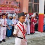 PERDANA KELAS 1 SD NEGERI KEDUNGWARINGIN 03 MENGIKUTI UPACARA BENDERA HARI SENIN