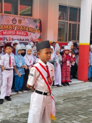 PERDANA KELAS 1 SD NEGERI KEDUNGWARINGIN 03 MENGIKUTI UPACARA BENDERA HARI SENIN