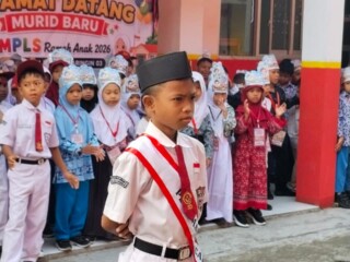 PERDANA KELAS 1 SD NEGERI KEDUNGWARINGIN 03 MENGIKUTI UPACARA BENDERA HARI SENIN